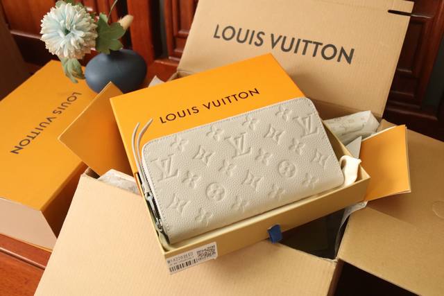 m13825 单拉灰 造型经典的 Zippy 拉链钱夹以精致而柔软的 Monogram Empreinte 皮革制成 宽敞的容量和精致的金色配件 低调中尽显优雅