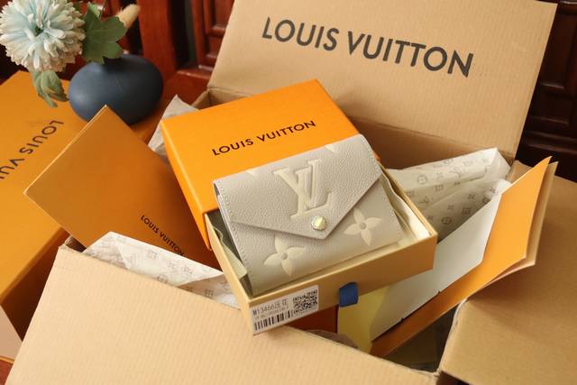 m13466 灰 使用了用标志性的Monogram图案压花加工而成的柔软的Monogram Unplant皮革。配有卡槽和纸币口袋，侧面带拉链的硬币隔间。功能性