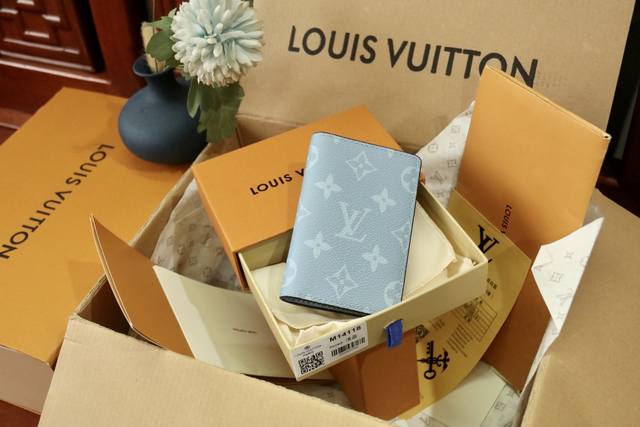 m14113卡包黄 本款口袋钱夹 取材 Monogram 涂层帆布和 Taga 皮革，映现 Monogram 图案的内敛格调。齐整内层设有口袋和卡位，有序收纳随