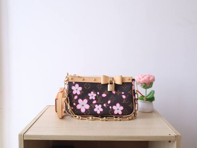 m13666樱花 本款 Pochette Accessoires 手袋为经典 Monogram 帆布融入村上隆笔下的明媚 Cherry Blossom 图案,以 m13666樱花 本款 Pochette Accessoires 手袋为经典 Monogram 帆布融入村上隆笔下的明媚 Cherry Blossom 图案,以