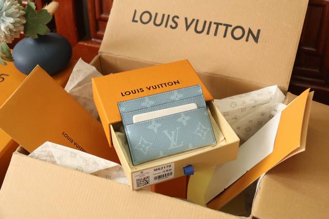 m14119卡片蓝 此款采用全新Monogram Eclipse涂层帆布材质的卡片夹风格靓丽而时髦，体积小巧，可轻松收入口袋中。配有中央口袋与四个插槽，可存放信