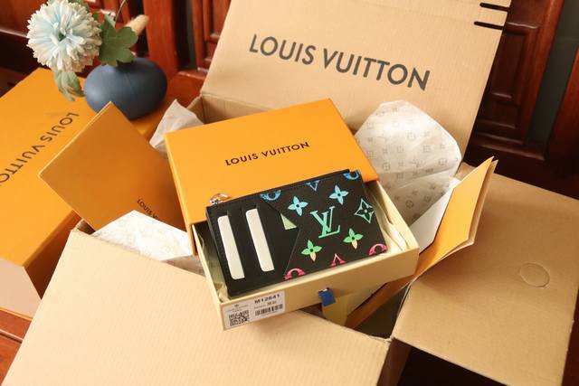 新款Coin拉链卡夹 M12641夏日配色出货！ 超级便利的单品，干脆利落的极简设计！卡位零钱位一应俱全！尺寸14.5*8