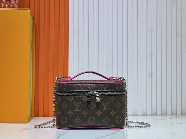 m44495 Nice 迷你化妆包以柔软的 Monogram 帆布造就精巧身形，搭配放平即可释放空间的皮革手柄，在容纳洗漱用品的同时从容置于旅行袋或手提箱。使用