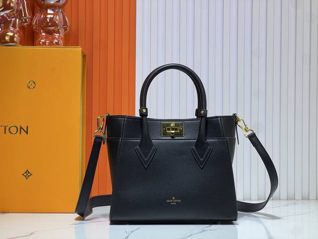 on My Side 小号手袋 M57728黑色M57729 53824 53826灰褐色本款 On My Side 小号手袋融合柔软小牛皮与经典 Monogr