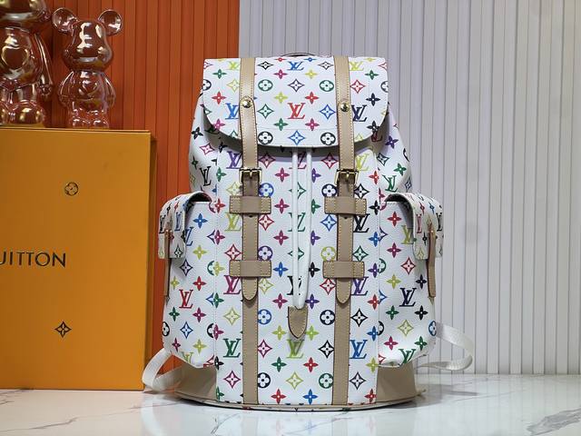 m25240 M41379 黑彩 白彩 本款 Christopher 中号双肩包见证品牌与 Tyler 的联袂创意,以 Monogram Craggy 帆布展现 m25240 M41379 黑彩 白彩 本款 Christopher 中号双肩包见证品牌与 Tyler 的联袂创意,以 Monogram Craggy 帆布展现