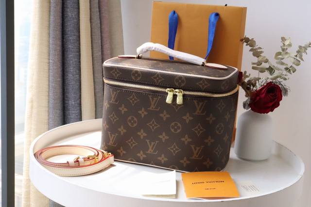 lu Nice Bb 化妆包 M42265 此款以标志性的Nice化妆包为设计灵感来源，此款优雅的盥洗包是携带基本美容用品的个性之选。翻盖内侧的隐藏式拉链袋可存