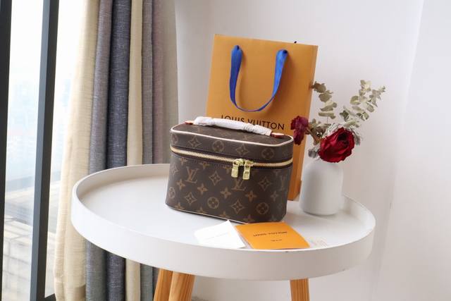 u 小号 化妆包 M44495 此款以标志性的Nice化妆包为设计灵感来源，此款优雅的盥洗包是携带基本美容用品的个性之选。翻盖内侧的隐藏式拉链袋可存放尤其贵重的