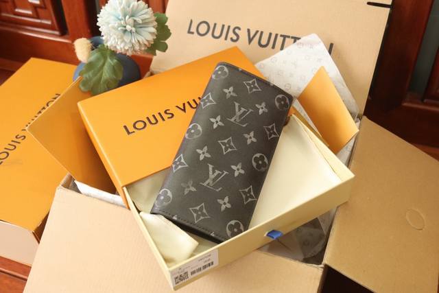 原单品质 独家实拍 M11709 本款口袋钱夹取材 Brushed Monogram 皮革，呈现褪色效果 Monogram 印花和做旧质感，致意牛仔长期使用的皮