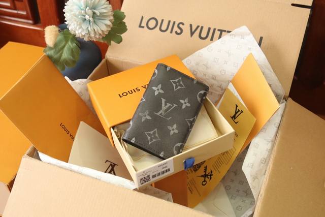 原单品质 独家实拍 M11635 本款口袋钱夹取材 Brushed Monogram 皮革，呈现褪色效果 Monogram 印花和做旧质感，致意牛仔长期使用的皮