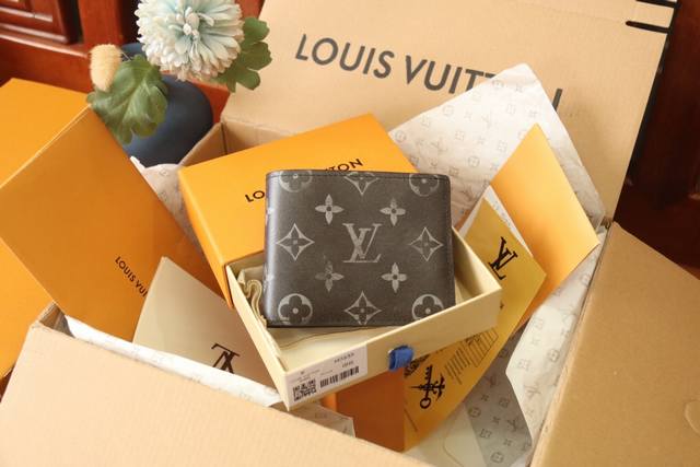 原单品质 独家实拍 M11708 本款 Slender 钱夹取材Brushed Monogram 牛皮革，以做旧质感释放考究气息。内设卡片夹层和钞票隔层，可轻松