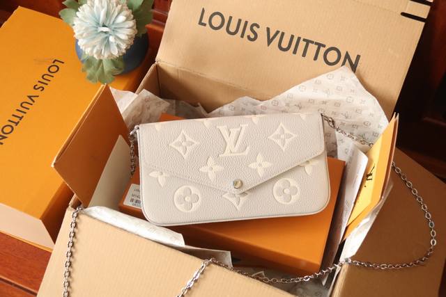 m14227丝印灰 本款 Pochette FéLicie 链条包为 Monogram Empreinte 皮革描绘 Monogram 印花，其信封式构型包含可