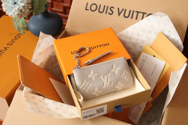 m13793丝印灰 本款钥匙包出自新季Sunrise Aquarelle系列，为Monogram Empreinte 压纹皮革浸染绚丽色调，巧妙描摹夏日朝阳初升