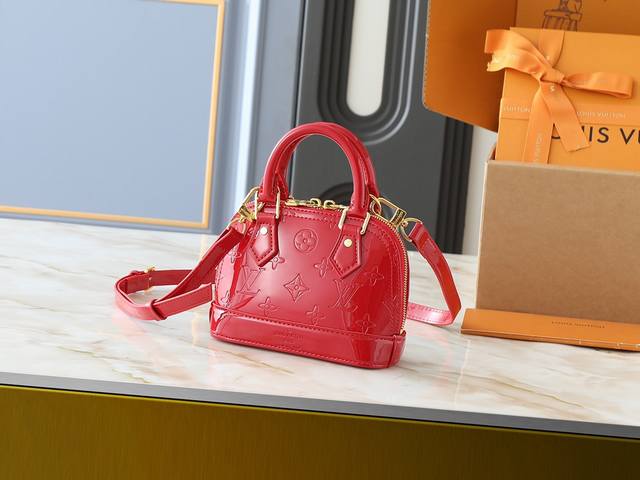 升级原版 范爷同款 漆皮系列M82717 M9 6 M93595 Alma Bb 手袋源于 1934 年设计的路易威登经典包款。此款小巧的包袋易于放置钥匙、钱包