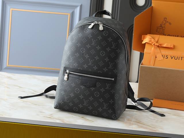 升级原版 M14020黑花. 柠檬绿. 老花. 黑格 本款 Discovery Slim 双包肩取材 Monogram Eclipse 涂层帆布，为凑紧构型融笔