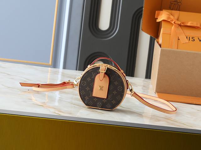 升级原版 M83575 M83614 本款 Mini Bote Chapeau 手袋采用 Monogram 帆布塑造经典构型，以皮革名牌和 Malletage