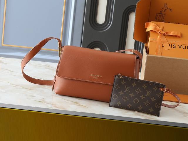 升级原版 M13151 M13148 经典 Low Key 系列匠心呈现翻盖新作：本款 Low Key Messenger 手袋取材柔软牛皮革，以做旧金属挂锁演