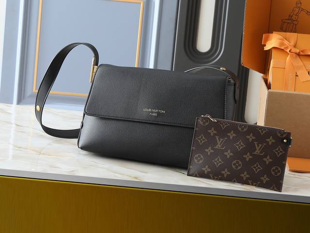 升级原版 M13151 M13148 经典 Low Key 系列匠心呈现翻盖新作：本款 Low Key Messenger 手袋取材柔软牛皮革，以做旧金属挂锁演