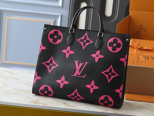升级原版 M45945 M44925 M44571本款 Onthego 手袋为 Monogram Empreinte 皮革压印大号 Monogram 花卉和 L