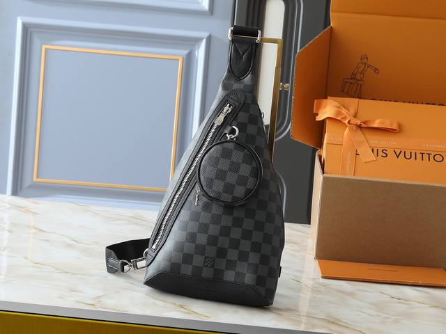 升级原版 M30936 Duo 单肩包拼接 Monogram 帆布和 Taga 牛皮革，设有存放零钱或其他所需的可拆卸拉链袋和拉链侧袋，以悠闲格调诠释多元潮流理