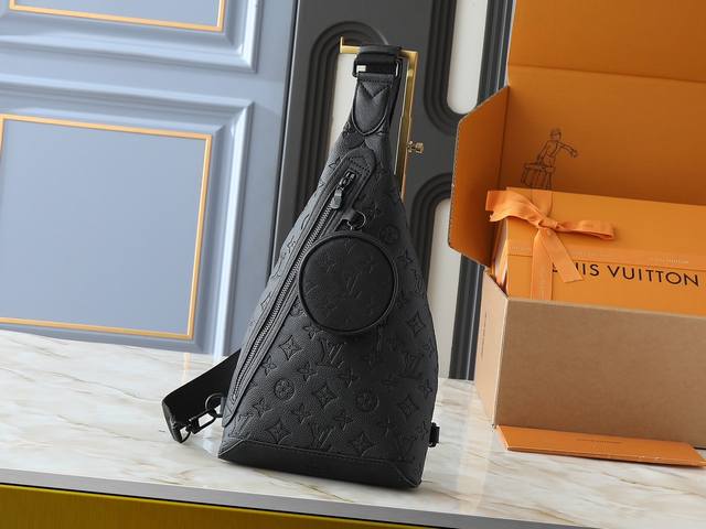 升级原版 M30936 Duo 单肩包拼接 Monogram 帆布和 Taga 牛皮革，设有存放零钱或其他所需的可拆卸拉链袋和拉链侧袋，以悠闲格调诠释多元潮流理