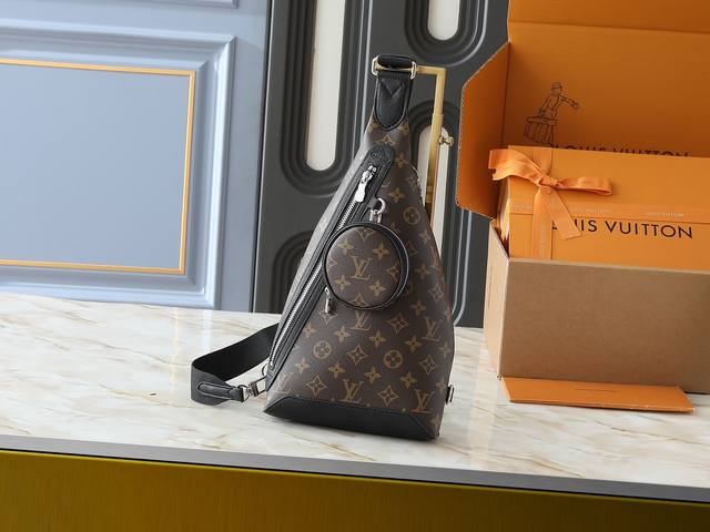 升级原版 M30936 Duo 单肩包拼接 Monogram 帆布和 Taga 牛皮革，设有存放零钱或其他所需的可拆卸拉链袋和拉链侧袋，以悠闲格调诠释多元潮流理