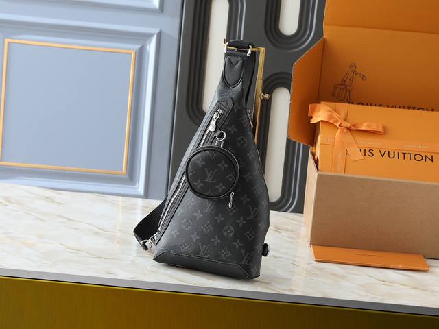 升级原版 M30936 Duo 单肩包拼接 Monogram 帆布和 Taga 牛皮革，设有存放零钱或其他所需的可拆卸拉链袋和拉链侧袋，以悠闲格调诠释多元潮流理