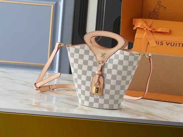 升级原版 M14680 本款Nicolas GhesquièRe 于 2025 春夏秀场呈献 Rivage Bb 手袋，以 Monogram 帆布裁出水桶廓形，