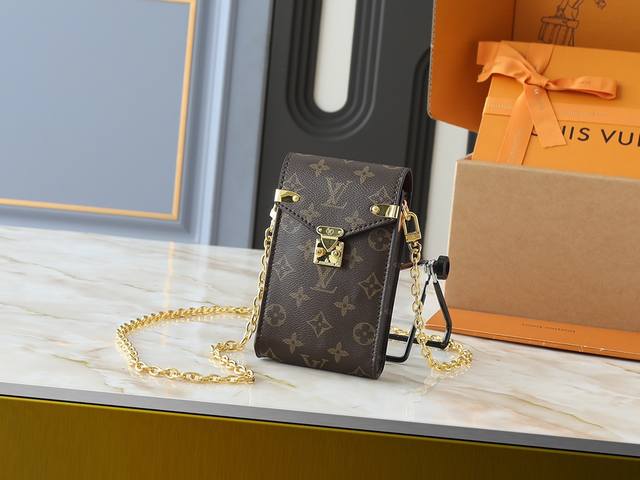 升级原版 M13572 本款 MéTis 手机包向路易威登经典行李箱采撷灵感，以整片 Monogram 帆布裁出工致构型。S-Lock 锁扣和金属包角娓娓道出品