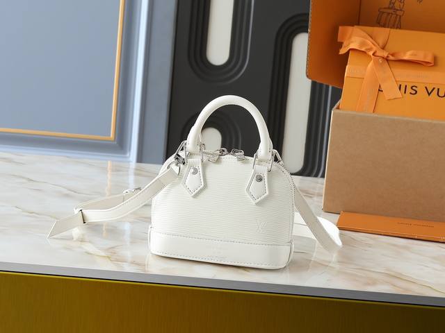 升级原版 M81945 M82411 M82717 本款Nano Alma 手袋是路易威登经典 Alma 手袋的袖珍版本，此次取材标志性 Epi 粒面皮革。紧凑