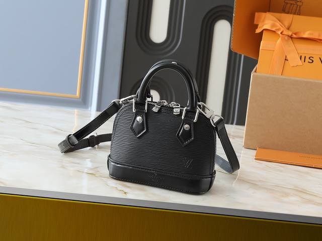 升级原版 M81945 M82411 M82717 本款Nano Alma 手袋是路易威登经典 Alma 手袋的袖珍版本，此次取材标志性 Epi 粒面皮革。紧凑