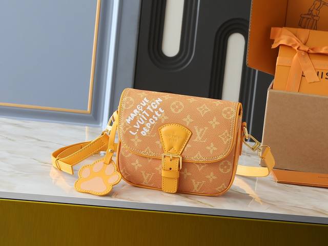 升级原版 M12694黄色 N00147棋盘格 Montsouris 小号邮差包以 Monogram Macassar 营造充裕空间，成就日常随行佳选。复古构型