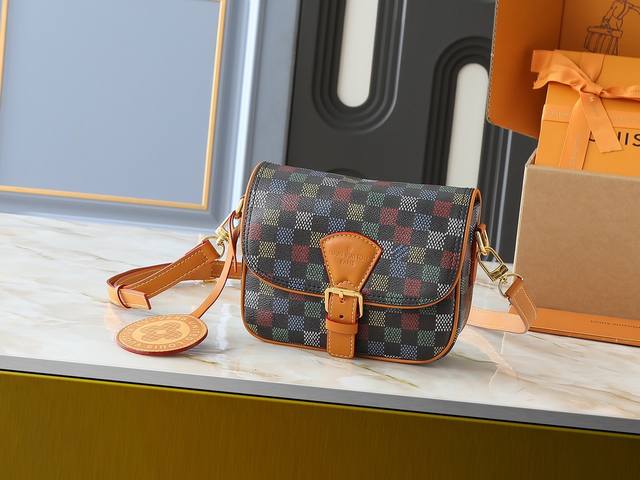 升级原版 M12694黄色 N00147棋盘格 Montsouris 小号邮差包以 Monogram Macassar 营造充裕空间，成就日常随行佳选。复古构型