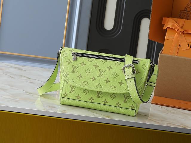 升级原版 M 79 M12681 M12806 M12636 本款 Pulse 邮差包以 Monogram Eclipse 帆布塑造精巧构型，为翻盖上的外袋搭配