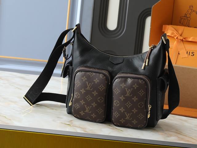 升级原版 M12697 全皮卡其老花包 花料 经典帆布搭配宽肩带，两侧磁扣双袋，老花双袋布面其可调节宽肩带，为前卫设计注入实用功能单肩斜挎包一直是Lv卡其配老花