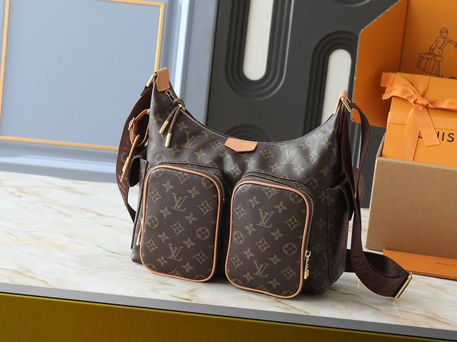 升级原版 M12697 全皮卡其老花包 花料 经典帆布搭配宽肩带，两侧磁扣双袋，老花双袋布面其可调节宽肩带，为前卫设计注入实用功能单肩斜挎包一直是Lv卡其配老花