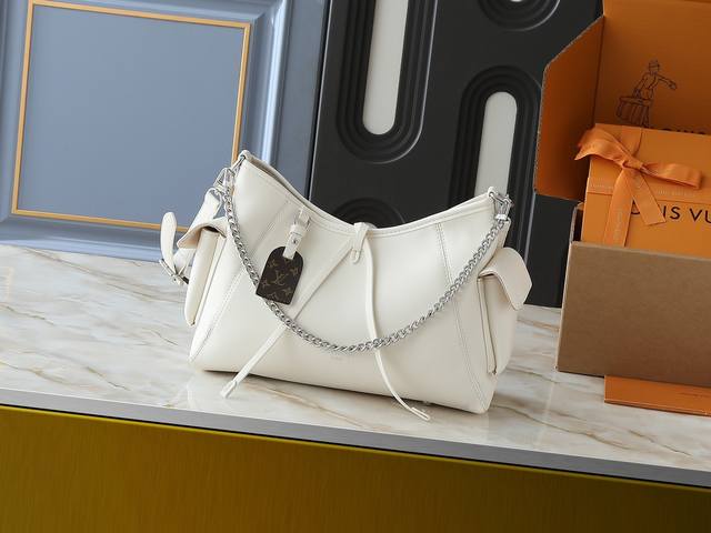 升级原版 M25143 M24861 M12583 M12579 M12919 M13105 本款 Carryall Cargo 小号手袋以柔软羊皮革呈现时尚微