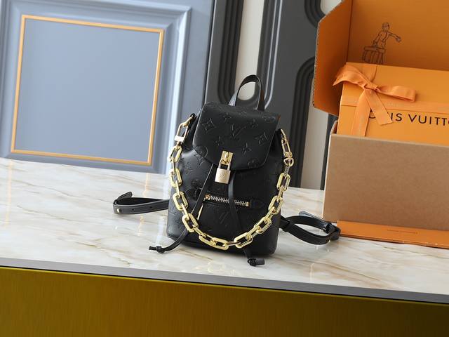 升级原版 M13357 M13358 M13387 M13389 本款Coussin Backpack 迷你手袋以 Monogram 皮革塑造轻便构型，搭配可拆