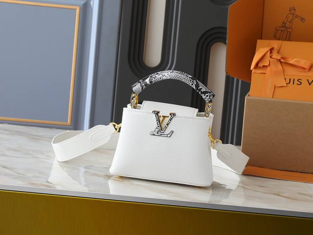 广州货 升级原版 M80071 M80041 M81410 M81258 M98477 本款 Capucines 迷你手袋展露细腻 Taurillon 皮革与蟒