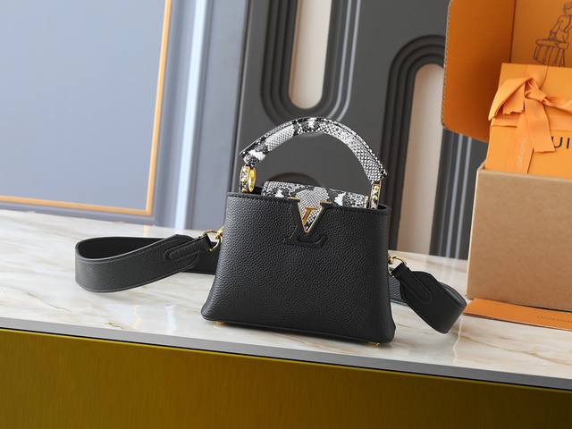 广州货 升级原版 M80071 M80041 M81410 M81258 M98477 本款 Capucines 迷你手袋展露细腻 Taurillon 皮革与蟒