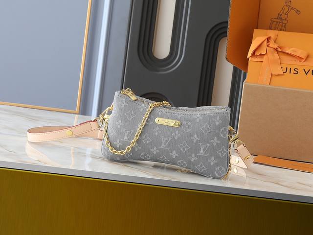 升级原版 M14159 M83008 本款 Liv Pochette 手袋以淡雅 Monogram Denim 面料营造复古格调,彰显新季巧思,可舒适携于腋下。 升级原版 M14159 M83008 本款 Liv Pochette 手袋以淡雅 Monogram Denim 面料营造复古格调,彰显新季巧思,可舒适携于腋下。