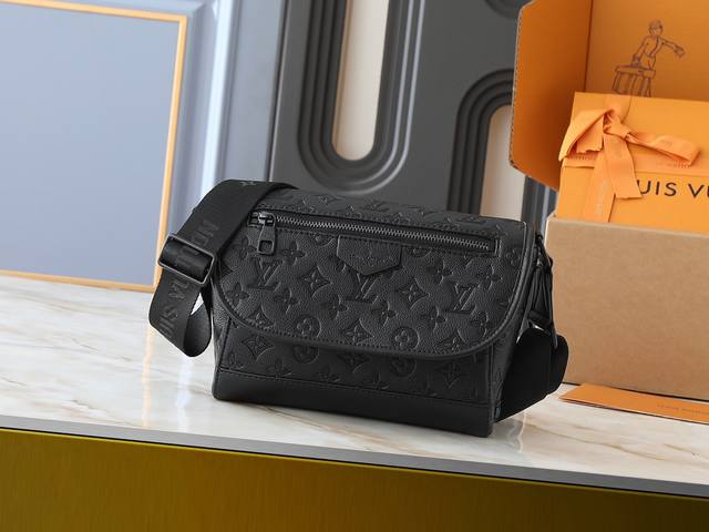 升级原版 M14874 M 79 M12681 M12806 M12636 本款 Pulse 邮差包以 Monogram Eclipse 帆布塑造精巧构型，为翻