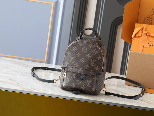 升级原版 新版 M44873 M44871 M44874 本款 Palm Springs 迷你双肩包以新颖笔触演绎潮流都市风范。Monogram 帆布融入柔软皮