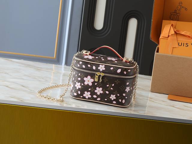 升级原版 M14181 M44495 M42265 M44936 M42263 本款 Nice 迷你化妆包取材 Monogram 涂层帆布 以圆润笔触浓缩箱型轮