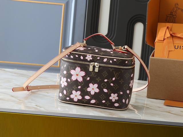 升级原版 M42265 M14181 M44495 M44936 M42263 本款 Nice 化妆包取材 Monogram 涂层帆布 以圆润笔触浓缩箱型轮廓