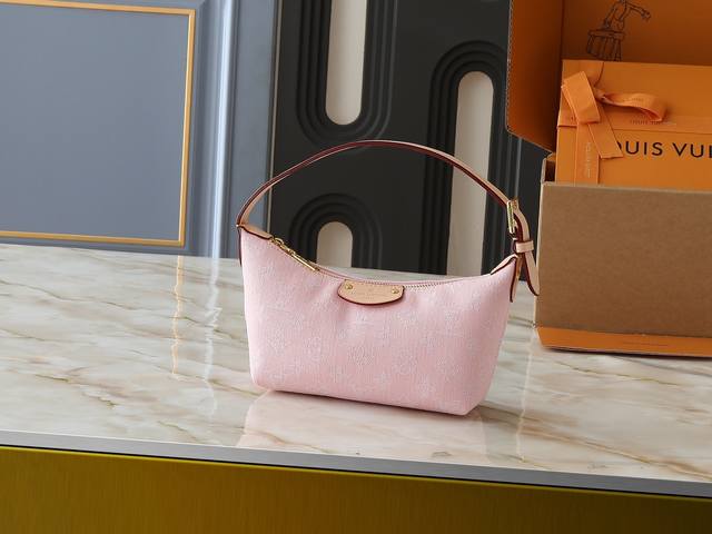 升级原版 M82949 Hills Pochette 手拿包选用由认证丹宁牛仔棉织就的Monogram Denim 帆布，再以砂洗质感烘托利落线条。可调节肩带方