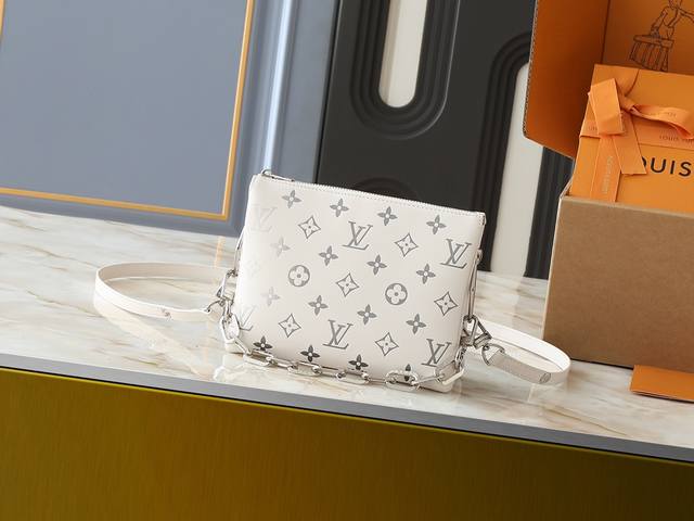 升级原版M59598 M59389 M59396 M13233 M21259 M25218 M20770 M1 1 本款 Coussin Bb 手袋为松软羊皮革