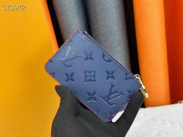 n81912 Romy 卡夹！Romy 卡夹兼备风琴拉链袋的功能元素和传统卡夹的简约格调 Monogram 帆布搭配彩色皮革内衬 L*Circle 金属拉链头丰