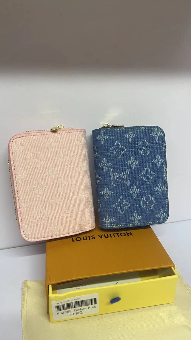 m83689 83160 這款CléA錢包以Monogram Empreinte柔軟粒面牛皮製成，綴以路易威登標誌性的Monogram壓花圖案，設計時尚，精緻小