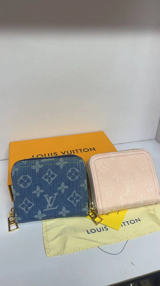 m82957 蓝色牛仔！单拉链钱包系列 Zippy零钱包 这款拉链零钱包以Monogram提花牛仔布打造，缀有搭衬的小牛皮饰边，采用提花织物技术重新演绎经典Mo