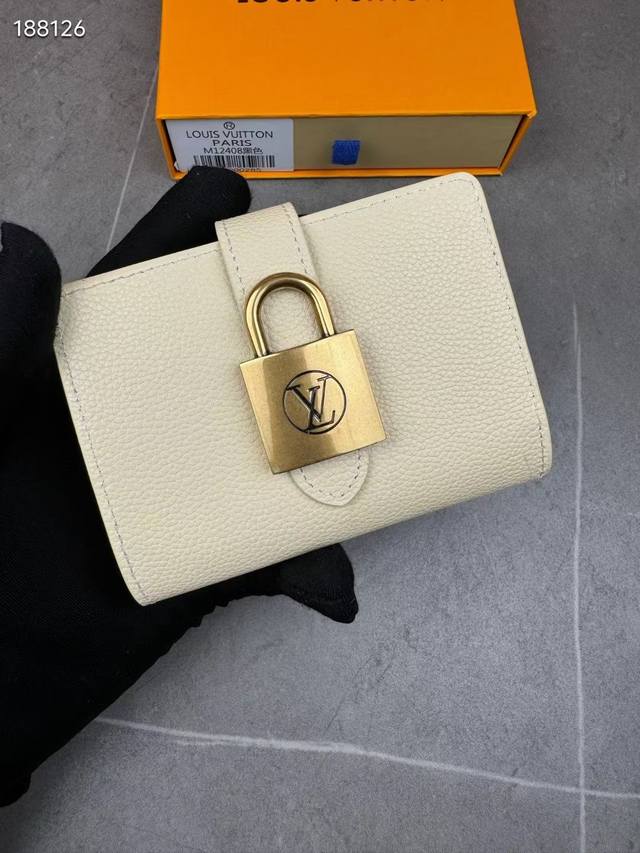 黑色 本款在表现极简主义设计的同时，赞美Maison传统工艺的新作“Portfoillelowy Compact”。在光滑的小牛皮上用奢华的牛皮加了衬里，装饰了